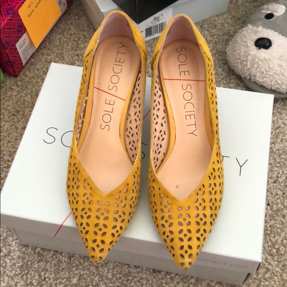 Sole society mustard yellow pumps